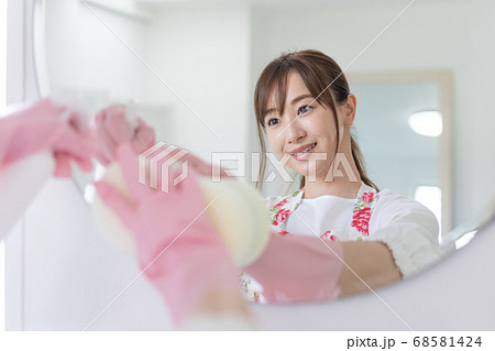 洗面所で鏡を掃除する若い女性 除菌 洗面所で鏡を掃除する若い女性 除菌 68581424