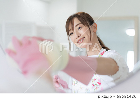 洗面所で鏡を掃除する若い女性 除菌 洗面所で鏡を掃除する若い女性 除菌 68581426