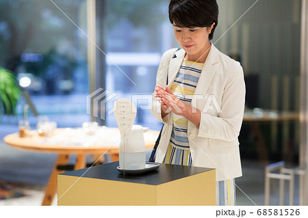店内で手を消毒する女性 68581526