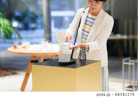 店内で手を消毒する女性 68581570