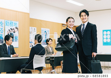 企業説明会の会場に参加する学生イメージ 68581893