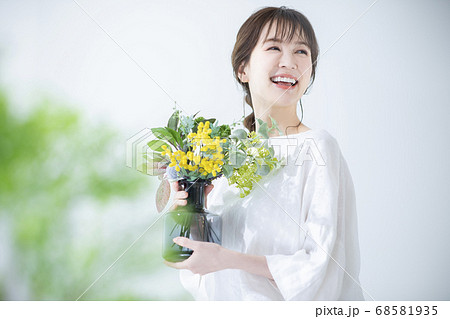花瓶を持った女性 68581935
