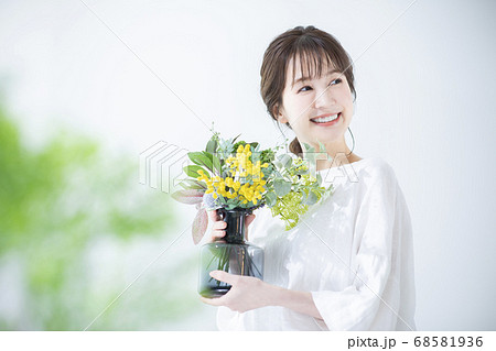 花瓶を持った女性 68581936