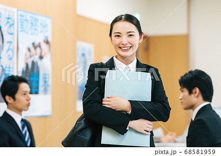 企業説明会に参加する女性 68581959