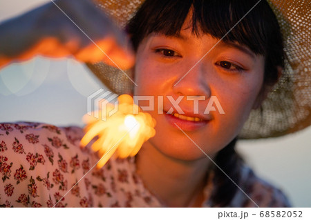 線香花火を楽しむ女性 線香花火を楽しむ女性 68582052