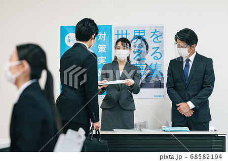感染予防を講じた会社説明会シーン 感染予防を講じた会社説明会シーン 68582194