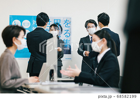 感染予防を講じた会社説明会の風景 68582199