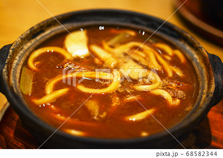 名古屋名物、味噌煮込みうどん。名古屋メシ。赤味噌。麺料理。ご当地。山本屋。 名古屋名物、味噌煮込みうどん。名古屋メシ。赤味噌。麺料理。ご当地。山本屋。 68582344