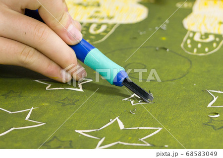 絵画教室で制作に励む子供たちの手 絵画教室で制作に励む子供たちの手 68583049