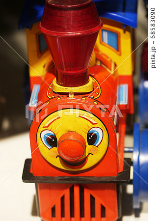 おもちゃ 写真 懐かしい機関車トーマスのブリキのオモチャの写真素材