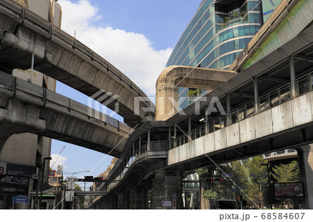 バンコク BTS高架橋 ラーチャダムリ通り～ラーマ1世通り交差点 Bangkok, Thailand 68584607