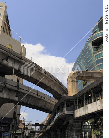 バンコク BTS高架橋 ラーチャダムリ通り～ラーマ1世通り交差点 Bangkok, Thailand 68584611