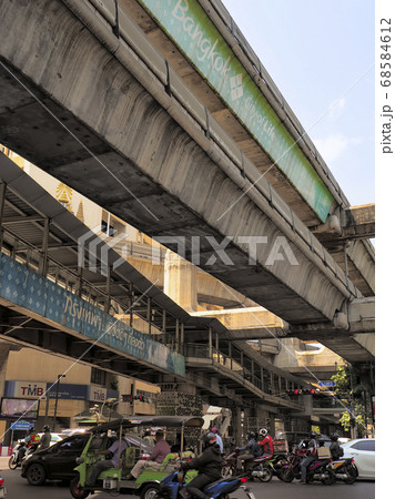 バンコク BTS高架橋 ラーチャダムリ通り~ラーマ1世通り交差点 Bangkok, Thailand バンコク BTS高架橋 ラーチャダムリ通り~ラーマ1世通り交差点 Bangkok, Thailand 68584612