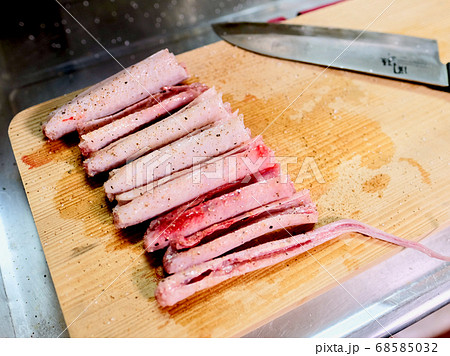 ヘビの肉（ぶつ切り、軽く味付け） 68585032
