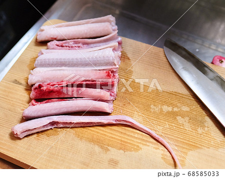 ヘビの肉 ぶつ切り の写真素材