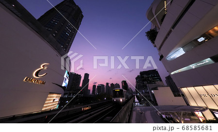 バンコク 夕暮れのプロンポン駅周辺 / view from BTS Phrom Phong St. 68585681