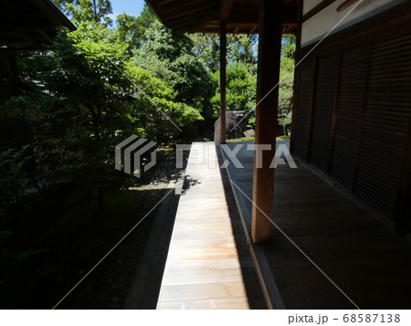 光のさす方丈の廊下・一休寺 68587138