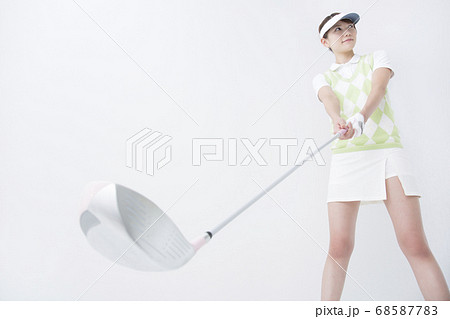 ゴルフをする女性 68587783