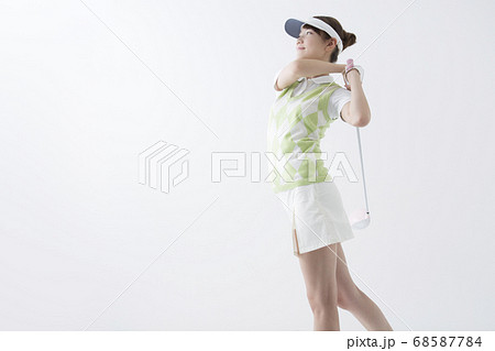 ゴルフをする女性 ゴルフをする女性 68587784