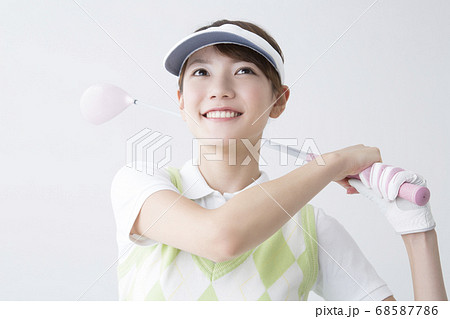 ゴルフをする女性 68587786