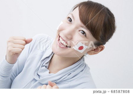 応援する女性 68587808