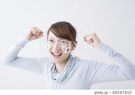 応援する女性 68587810