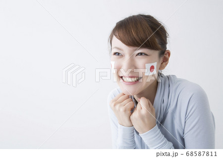 応援する女性 応援する女性 68587811