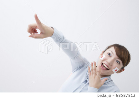 応援する女性 68587812