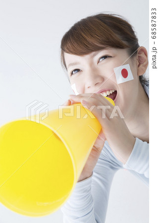 メガホンで応援する女性 メガホンで応援する女性 68587833