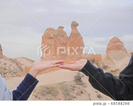 トルコ　カッパドキアのラクダ岩　手乗せ写真 68588266