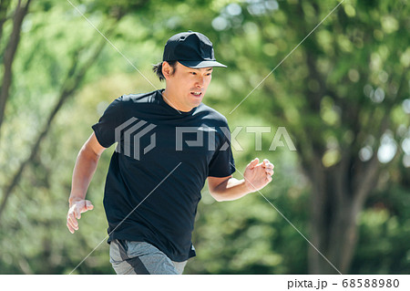 走る男性 68588980