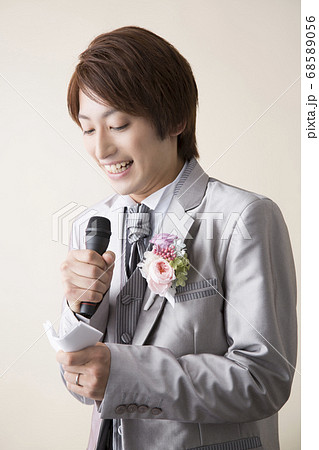 挨拶する新郎 68589056