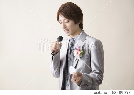 挨拶する新郎 68589058