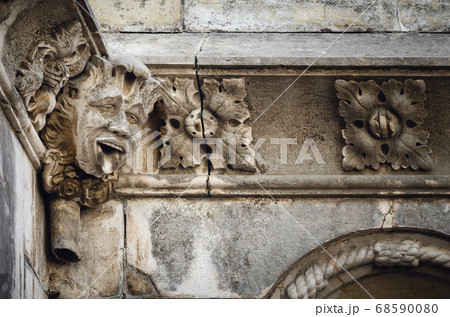 Stone face sticking out tongue 68590080