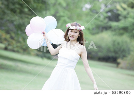 風船を持つ花嫁 68590300