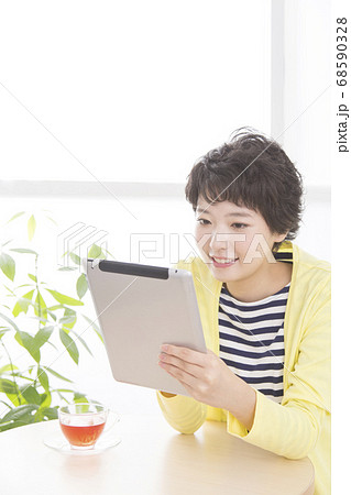 タブレットPCを見る女性 68590328