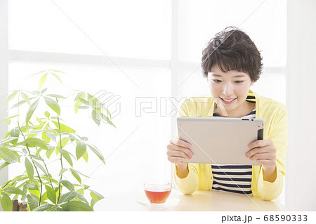 タブレットPCを見る女性 68590333