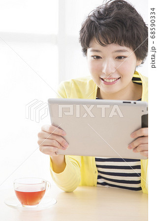 タブレットPCを見る女性 タブレットPCを見る女性 68590334