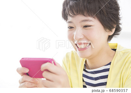 スマホを見る女性 スマホを見る女性 68590357