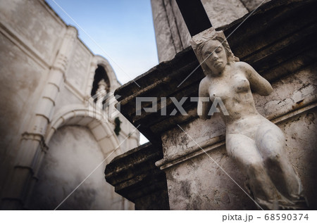 Ruins of the ancient convent of Carmo in Lisbon 68590374