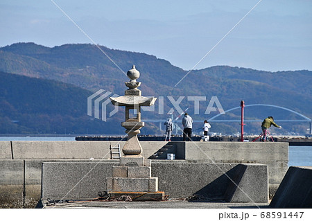 広島県福山市百島の波止場での釣り人の風景 68591447