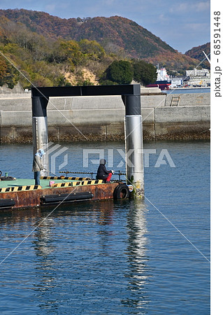 広島県福山市百島の波止場での釣り人の風景 68591448