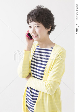 電話をする女性 電話をする女性 68591588