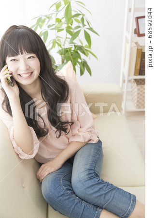 電話をする女性 68592044