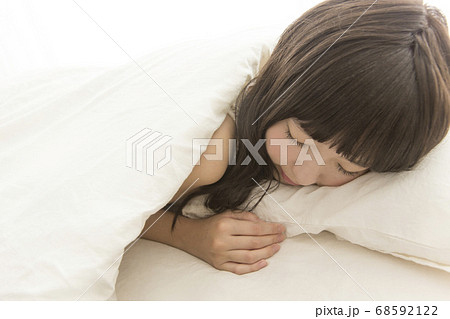 ベッドで眠る女性 68592122