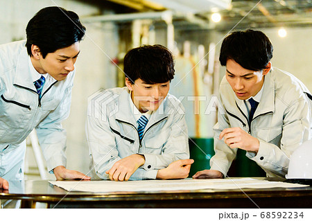 工場　男性作業員 68592234