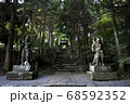 夕暮れと秋のお寺　 68592352
