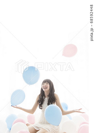 風船と女性 68592448