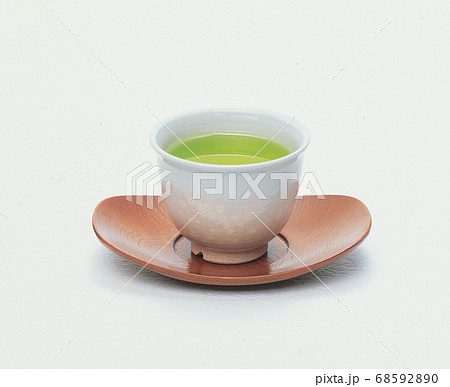 緑茶が入った湯飲み 緑茶が入った湯飲み 68592890