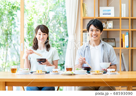 食事をする若い夫婦 食事をする若い夫婦 68593090
